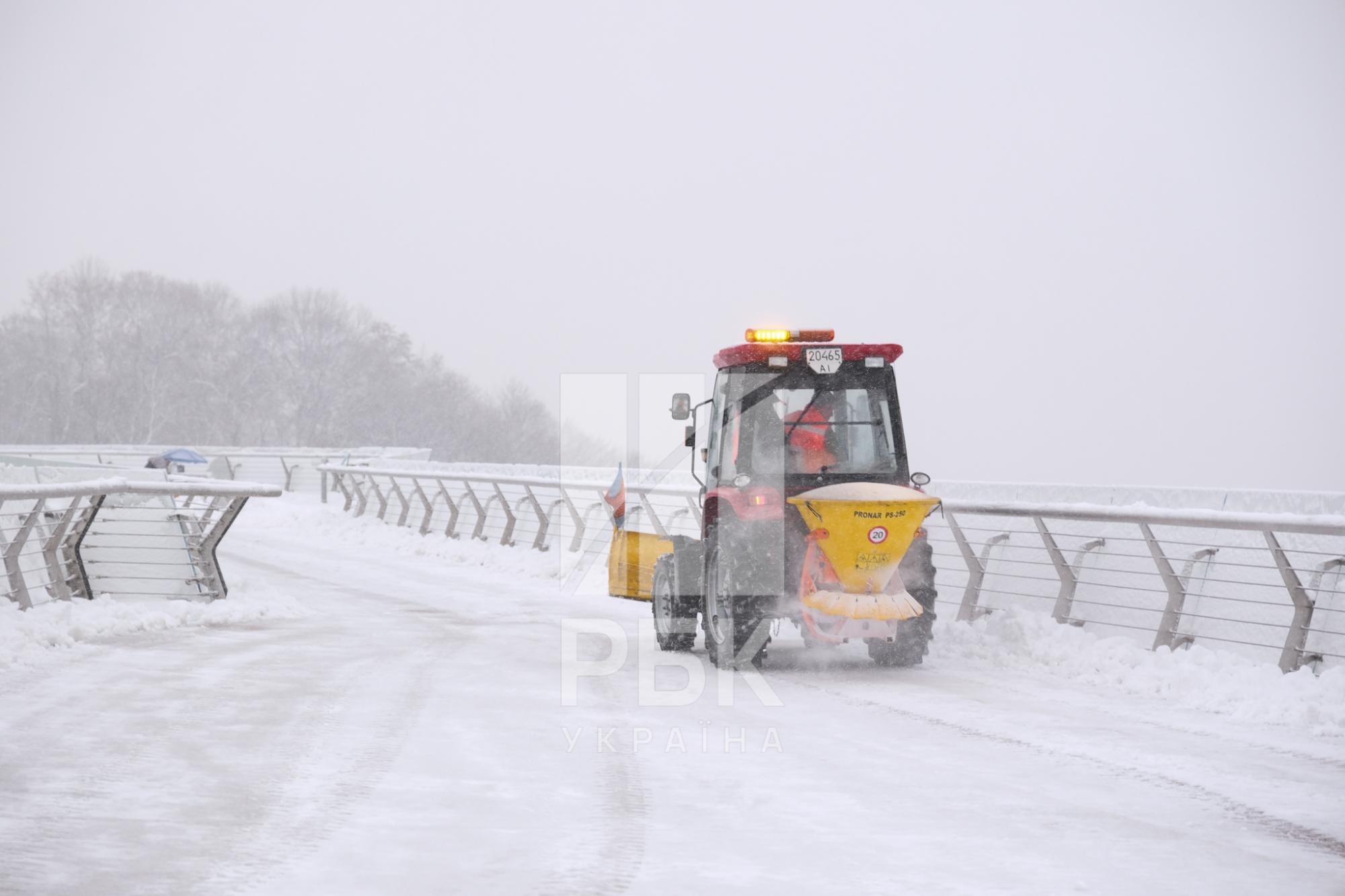 Киев "накрыл" снегопад. Что происходит на дорогах и улицах города (фото)